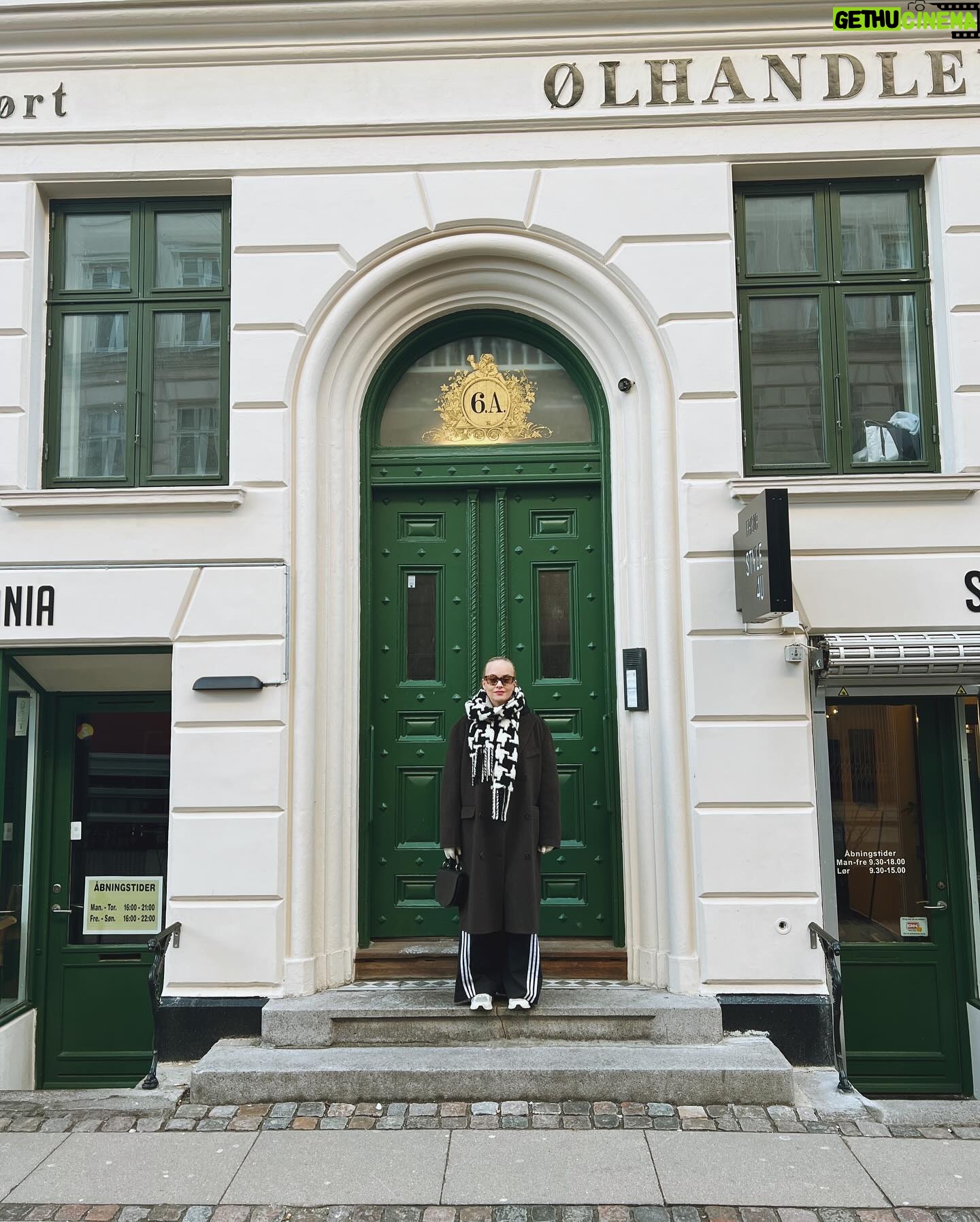 Miisa Rotola-Pukkila Instagram - Löydettiin uskomaton karkkikauppa, Tomas teki vuosisadan second hand -löydön ja meikäläinen osti kirpparilta metallikyltin, jossa lukee vaatekaappi tanskaksi. Eniten harmitti, että upeet bootsit jäi ostamatta, kun pohkeet on niin minttiin treenattu.💁🏼♀️