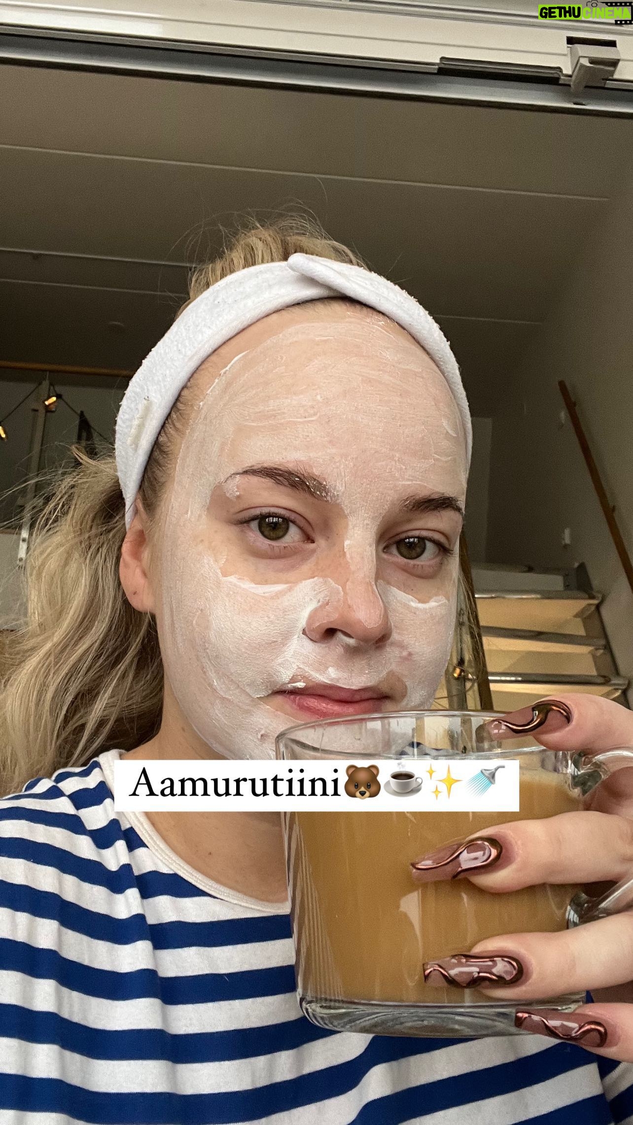 Miisa Rotola-Pukkila Instagram - Marraskuinen aamurutiini✨🐻🚿☕️🎄🫶🏼