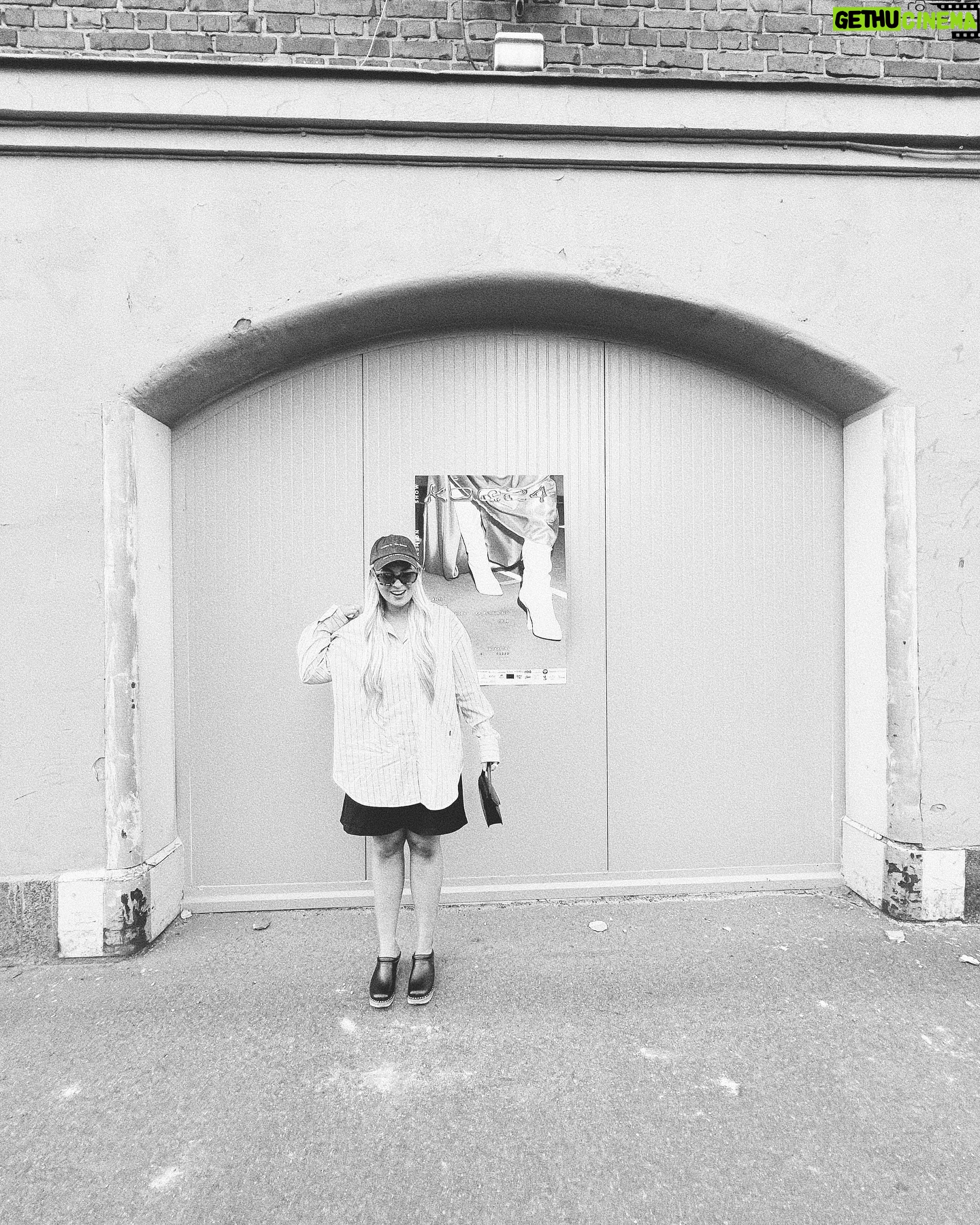 Miisa Rotola-Pukkila Instagram - What a week!đźâđš Nyt tĂ€ssĂ€ kesĂ€n kynnyksellĂ€ muistutan itseĂ€ni ja teitĂ€, ettĂ€ kivatkin asiat kuormittavat. TĂ€n viikon vastapainoksi tarvitsen pötköttelyĂ€, hiljaisuutta ja pulahduksia mereen.đ