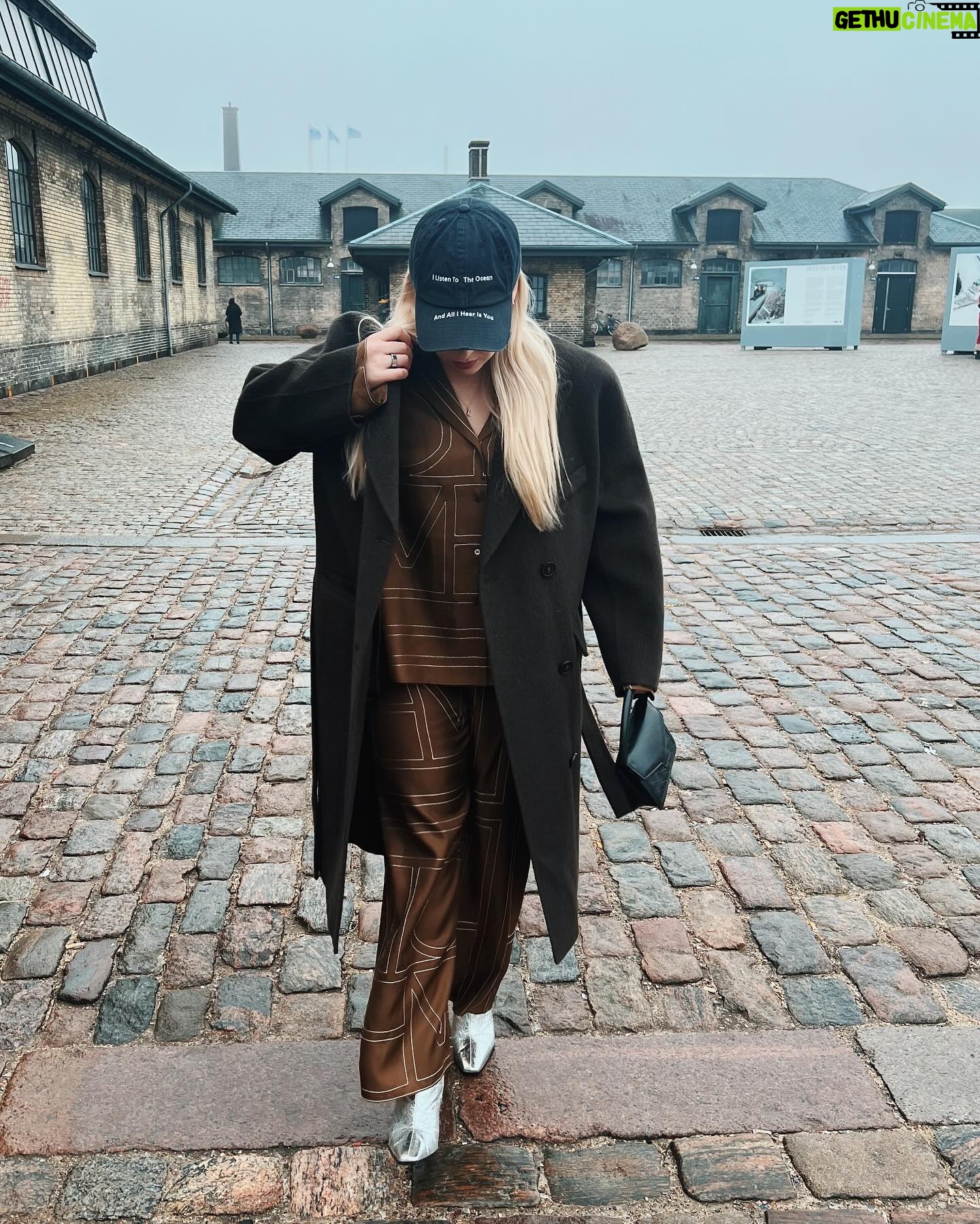Miisa Rotola-Pukkila Instagram - Elän mun unelmaa täällä muotiviikoilla😍 Eka näytös nähty, se oli upea @rolf_ekroth 🤎 Köpiksessä on hyvä olla, varmaan siksi, kun samaistun niin tanskalaiseen hyggeilyyn…🥰🫧💫✨🦦