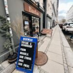 Miisa Rotola-Pukkila Instagram – Löydettiin uskomaton karkkikauppa, Tomas teki vuosisadan second hand -löydön ja meikäläinen osti kirpparilta metallikyltin, jossa lukee vaatekaappi tanskaksi. Eniten harmitti, että upeet bootsit jäi ostamatta, kun pohkeet on niin minttiin treenattu.💁🏼‍♀️