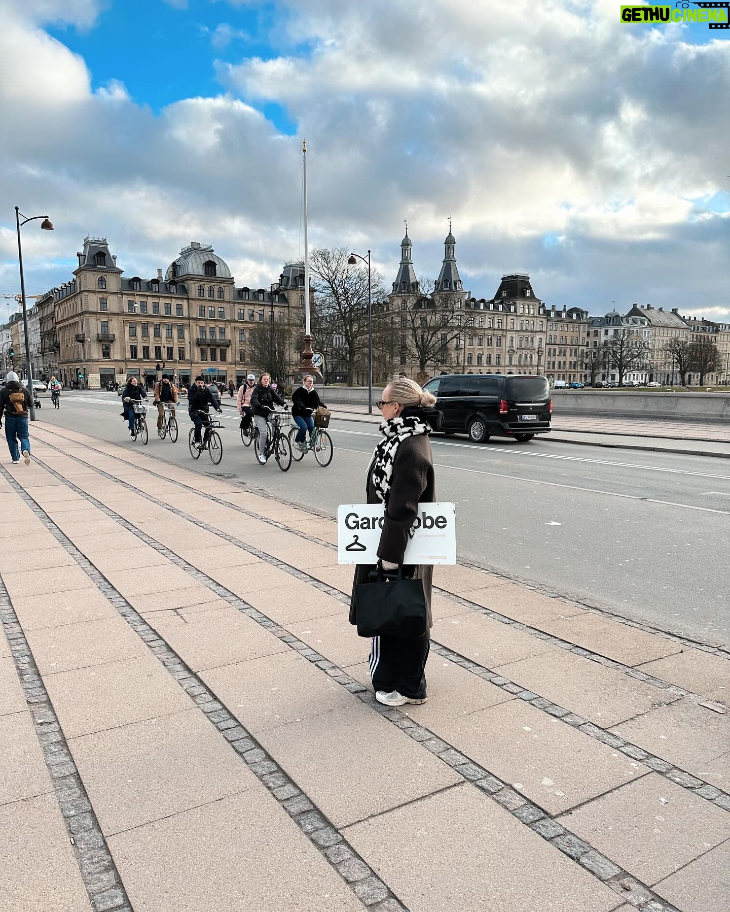 Miisa Rotola-Pukkila Instagram - Löydettiin uskomaton karkkikauppa, Tomas teki vuosisadan second hand -löydön ja meikäläinen osti kirpparilta metallikyltin, jossa lukee vaatekaappi tanskaksi. Eniten harmitti, että upeet bootsit jäi ostamatta, kun pohkeet on niin minttiin treenattu.💁🏼♀️