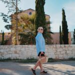 Miisa Rotola-Pukkila Instagram - Ennustaisin tästä asusta mun tän kesän lempparilookkia🩵 Over sized -kauluspaita, pellavashortsit, olkilaukku ja puukengät.🌾☀️⛵️