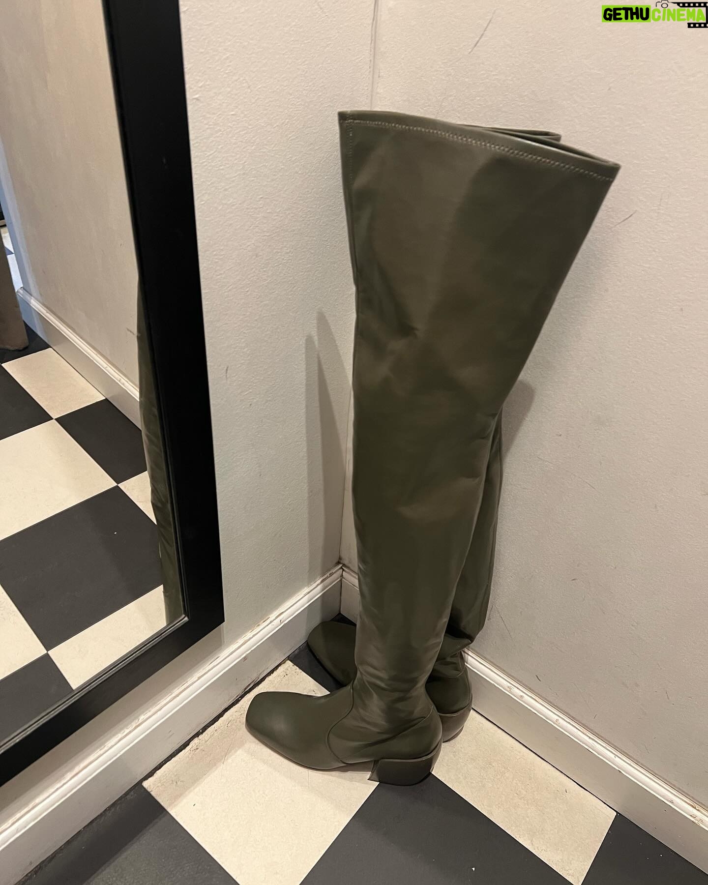 Miisa Rotola-Pukkila Instagram - Löydettiin uskomaton karkkikauppa, Tomas teki vuosisadan second hand -löydön ja meikäläinen osti kirpparilta metallikyltin, jossa lukee vaatekaappi tanskaksi. Eniten harmitti, että upeet bootsit jäi ostamatta, kun pohkeet on niin minttiin treenattu.💁🏼♀️