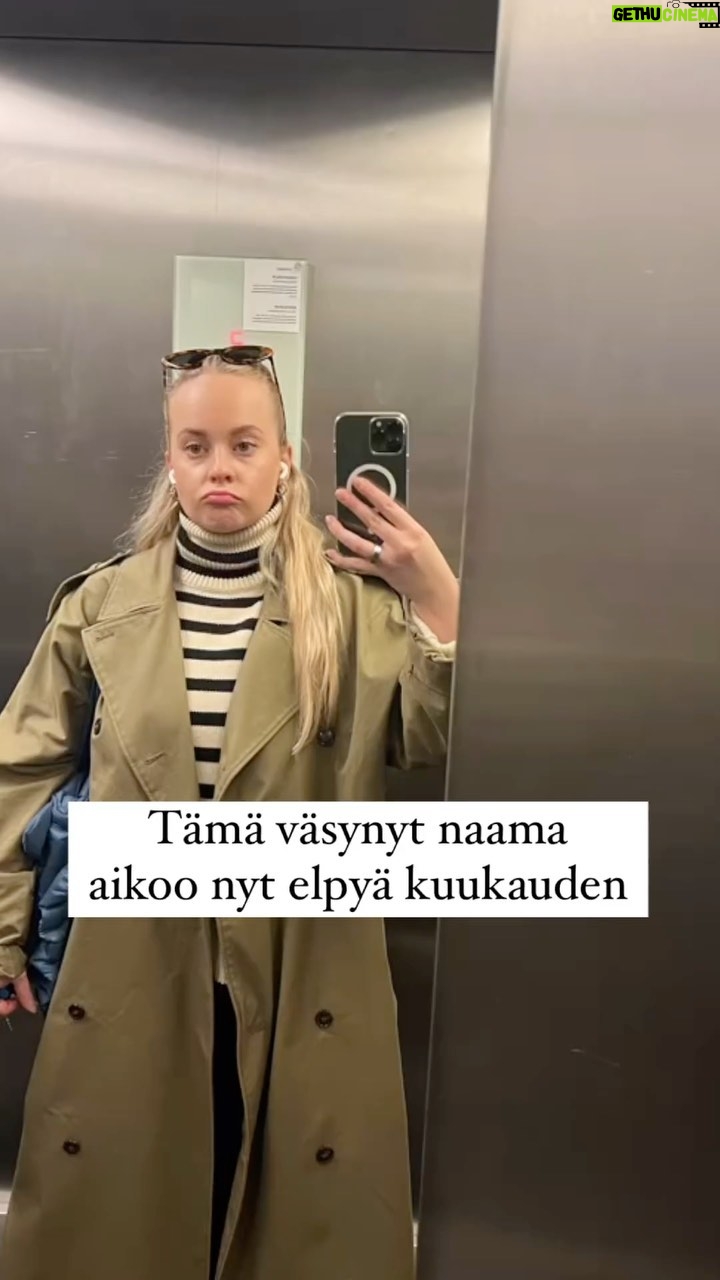 Miisa Rotola-Pukkila Instagram - Tämä väsynyt naama aikoo elpyä nyt kuukauden Kreetalla!😮💨 Tarkoituksena on päästä kokeilemaan ekaa kertaa pidempi aika etätyöelämää jossain muualla, kun siihen on mahdollisuus.☀️ Pitkäaikainen haave toteutuu.💛 Seuraavan kuukauden aikana luvassa siis lepoa, lämpöä ja inspiraation etsimistä.💫