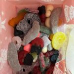 Miisa Rotola-Pukkila Instagram – Löydettiin uskomaton karkkikauppa, Tomas teki vuosisadan second hand -löydön ja meikäläinen osti kirpparilta metallikyltin, jossa lukee vaatekaappi tanskaksi. Eniten harmitti, että upeet bootsit jäi ostamatta, kun pohkeet on niin minttiin treenattu.💁🏼‍♀️