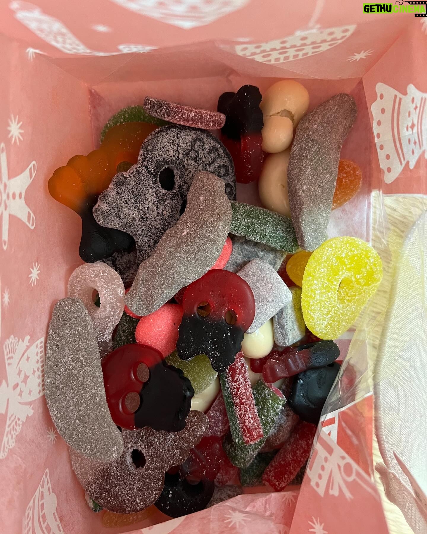 Miisa Rotola-Pukkila Instagram - Löydettiin uskomaton karkkikauppa, Tomas teki vuosisadan second hand -löydön ja meikäläinen osti kirpparilta metallikyltin, jossa lukee vaatekaappi tanskaksi. Eniten harmitti, että upeet bootsit jäi ostamatta, kun pohkeet on niin minttiin treenattu.💁🏼♀️