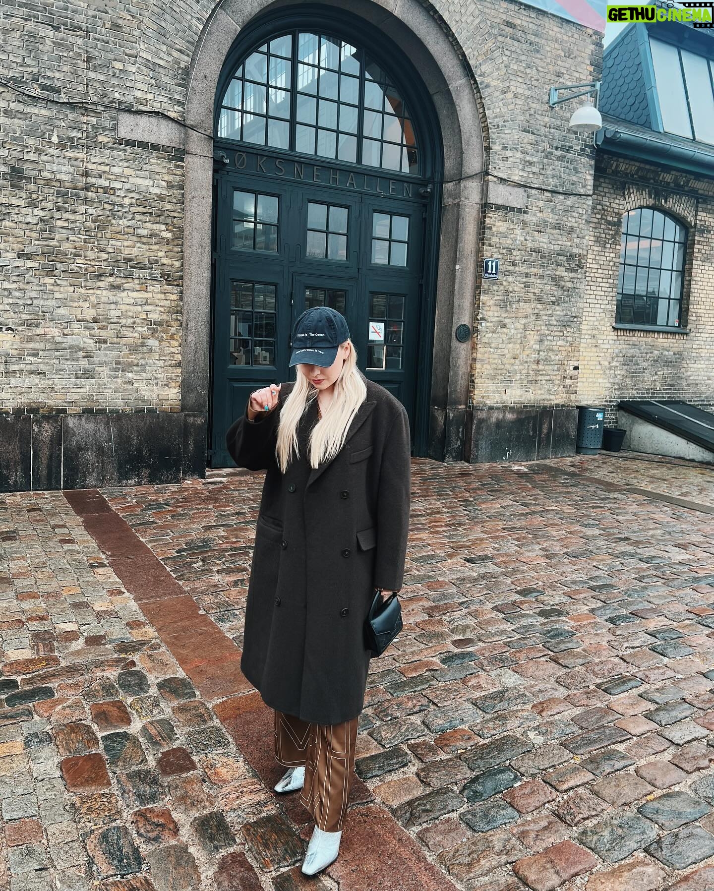 Miisa Rotola-Pukkila Instagram - Elän mun unelmaa täällä muotiviikoilla😍 Eka näytös nähty, se oli upea @rolf_ekroth 🤎 Köpiksessä on hyvä olla, varmaan siksi, kun samaistun niin tanskalaiseen hyggeilyyn…🥰🫧💫✨🦦