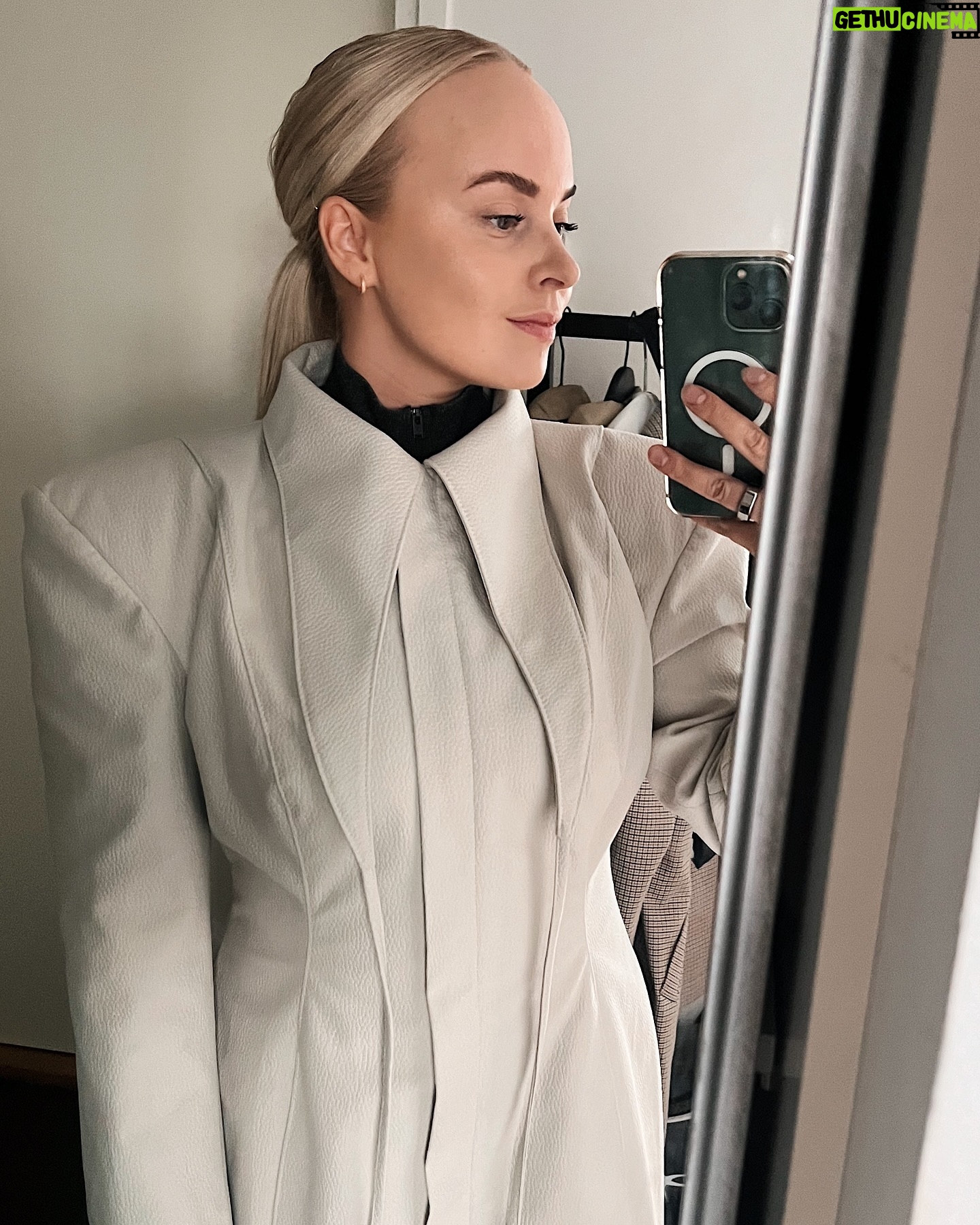 Miisa Rotola-Pukkila Instagram - What a week!đźâđš Nyt tĂ€ssĂ€ kesĂ€n kynnyksellĂ€ muistutan itseĂ€ni ja teitĂ€, ettĂ€ kivatkin asiat kuormittavat. TĂ€n viikon vastapainoksi tarvitsen pötköttelyĂ€, hiljaisuutta ja pulahduksia mereen.đ