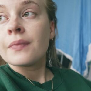 Miisa Rotola-Pukkila Instagram - Paniikkimöröt nostivat päätään ja hiipivät koloistaan salakavalasti koko kesän. Tiettyyn pisteeseen asti jaksoin potkia niitä takaisin koloihinsa, mutta sitten annoin periksi. Kolmen vuoden tauon ja hyvän aikakauden jälkeen paniikkikohtaus loppukesällä tuntui todella lannistavalta ja suurelta pettymykseltä. Siitä lisää uudella YouTube-videolla.❤️‍🩹