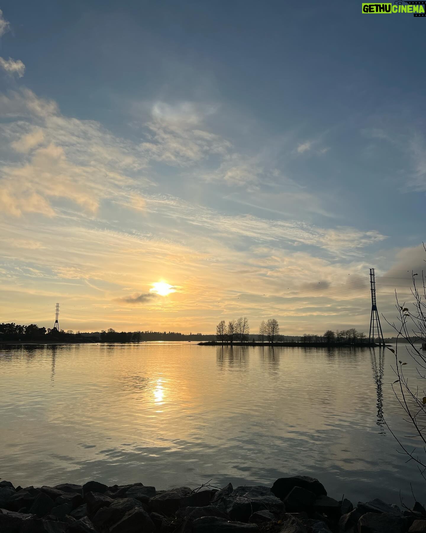 Miisa Rotola-Pukkila Instagram - Marraskuu…🧸🤎 Joka vuosi mietityttää, että kuinka kovaa marraskuun pimeys iskee luihin, ytimiin ja mieleen.🌪️ Tällä kertaa ei iskenytkään. Sain voimaa maailman ihanimmasta työprokkiksesta ja ihanimmista työkamuista. Sain pidettyä hyvän balanssin työn ja levon välillä, ja vapaapäiviä ei tarvinnutkaan vaan maata sohvalla ylikuormittuneena. Hyvä marraskuu.👏🏼 Hyvä minä.👏🏼 Ehkä tää tästä.👏🏼
