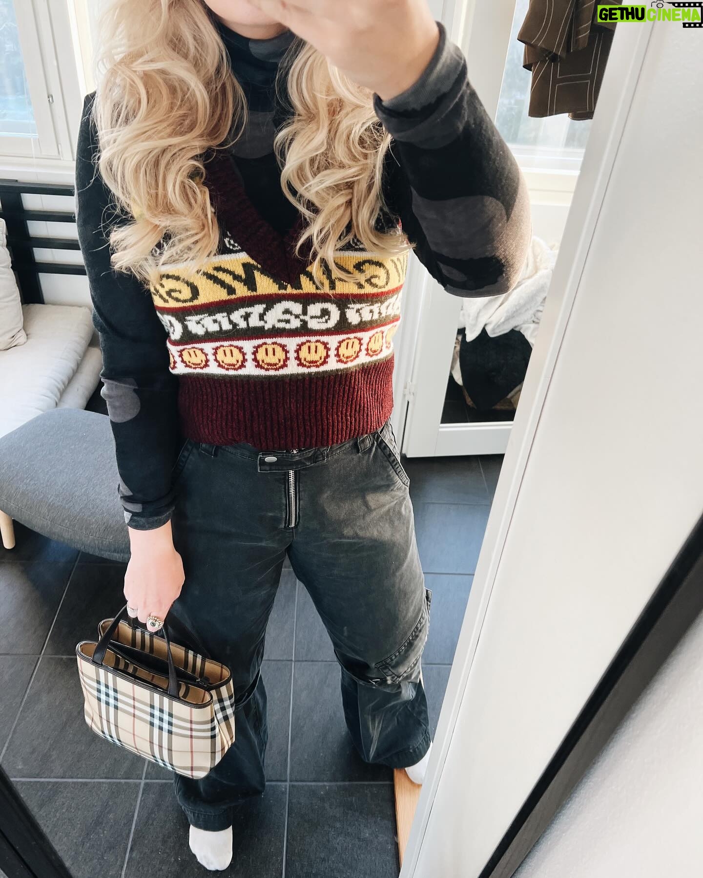 Miisa Rotola-Pukkila Instagram - Marraskuu…🧸🤎 Joka vuosi mietityttää, että kuinka kovaa marraskuun pimeys iskee luihin, ytimiin ja mieleen.🌪️ Tällä kertaa ei iskenytkään. Sain voimaa maailman ihanimmasta työprokkiksesta ja ihanimmista työkamuista. Sain pidettyä hyvän balanssin työn ja levon välillä, ja vapaapäiviä ei tarvinnutkaan vaan maata sohvalla ylikuormittuneena. Hyvä marraskuu.👏🏼 Hyvä minä.👏🏼 Ehkä tää tästä.👏🏼