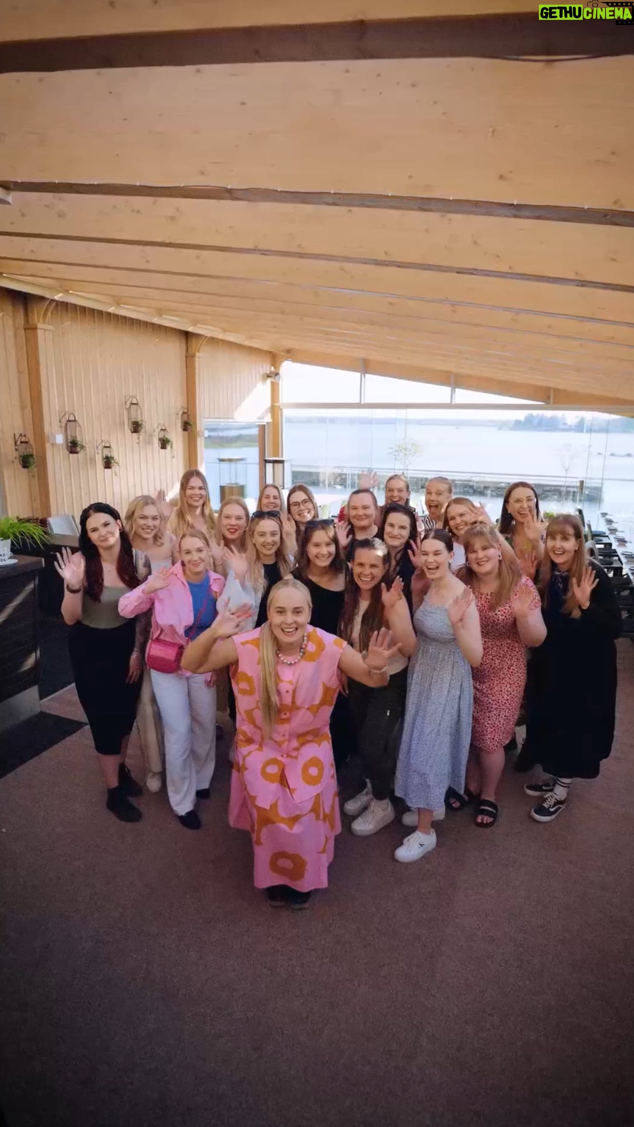 Miisa Rotola-Pukkila Instagram - mainos @valiofi Vaasa, herkistymisen kyyneleiltä ei vältytty.🥹🧡 Oli sykähdyttävän kauniita hetkiä yhdessä samaistuttavien aiheiden äärellä. Kiitos.🫧🌸 Ensi viikolla nähdään Jyväskylässä ja Tampereella!😍 #onhansevalio
