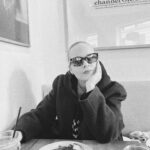 Miisa Rotola-Pukkila Instagram - Jään sairaslomalle❤️‍🩹 Kroonistunut migreeni on tehnyt mun arjesta niin kärvistelyä, että jään hetkeksi tauolle töistä ja somesta. Tämä ei ollut helppo päätös tunnolliselle tekijälle, mutta terveys on nyt laitettava etusijalle. Koitan rauhoittaa mun arkea ja saada pääni kuntoon. Aktivoidun taas, kun voin paremmin.❤️ Toivottavasti uusi biologinen migreenilääke alkaisi tehoamaan hyvin.🙏🏻 Voikaa hyvin, ootte tärkeitä! Ps. Muodin huipulle -ohjelma pyörii telkkarissa torstaisin, joten sen kautta hyppään teidän olohuoneisiin viikoittain! Siihen liittyviä postauksia tuun julkaisemaan myös edelleen😘