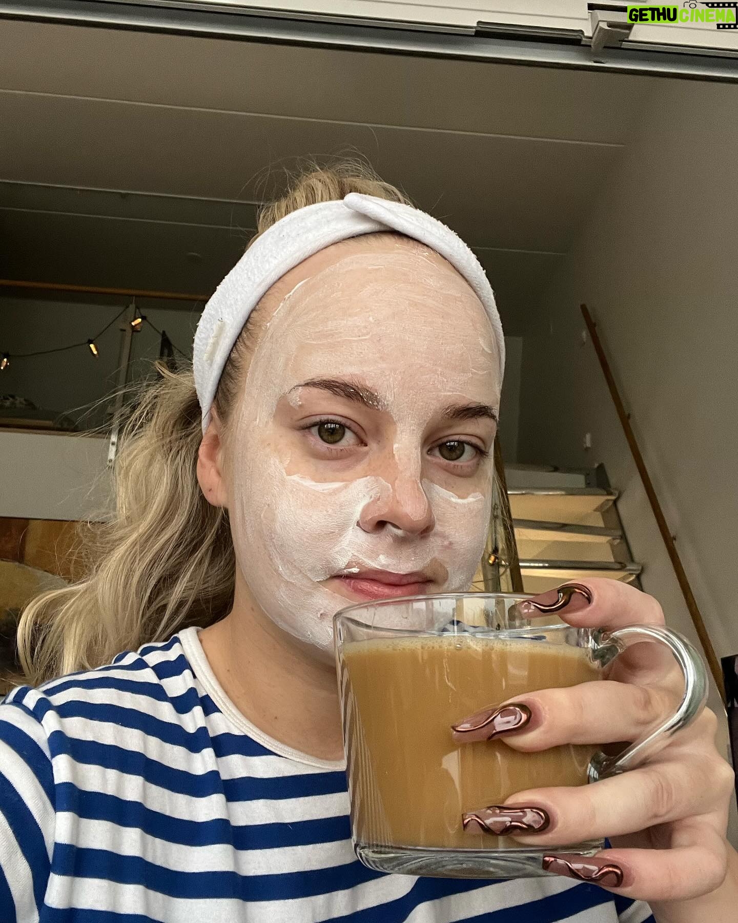 Miisa Rotola-Pukkila Instagram - Marraskuu…🧸🤎 Joka vuosi mietityttää, että kuinka kovaa marraskuun pimeys iskee luihin, ytimiin ja mieleen.🌪️ Tällä kertaa ei iskenytkään. Sain voimaa maailman ihanimmasta työprokkiksesta ja ihanimmista työkamuista. Sain pidettyä hyvän balanssin työn ja levon välillä, ja vapaapäiviä ei tarvinnutkaan vaan maata sohvalla ylikuormittuneena. Hyvä marraskuu.👏🏼 Hyvä minä.👏🏼 Ehkä tää tästä.👏🏼