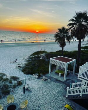 Mika Kleinschmidt Instagram - Sunday at the Sunburst! Thank you @sunburst_inn for a perfect getaway with my mom visiting. Renovation is still looking great and the guest are enjoying all the added value!!
#chic-y, beach-y, boutique-y!! #100daydreamhotel 🙌🥰❤️