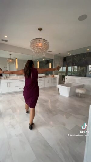 Mika Kleinschmidt Instagram - BTS of me acting like a fool in one of the largest bathrooms I’ve ever seen! Also if anybody wants to buy this house check out the link in bio and hit me up💯🙌🍾

@hgtv @dirt2designllc 
#inspirationtours #100daydreamhome #season5 #luxuryhomes #realtor #interiordesign #dreambathroom #florida #milliondollarlisting 
#buyersagent