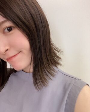 Mikako Komatsu Instagram - ちみっと髪切りました✂︎

って切ってからもう2週間経ってるけど！( ்▿்)のびてるわ

後頭部にね〜熱が篭るよねー…
私だけ？🤔

最近は、仕事も頑張りつつ、猫からも甘えられつつ、時に試練を乗り越えながらの毎日です。

鼻の調子も8割ほど戻ってきたかな…？(匂いは元に戻りました)

ちょっと前に、オンラインでみかしーとちかぺと瀬戸ちゃんと、マリパで遊びました笑

盛り上がった〜！
友達とゲームして遊ぶ！って実に小学生くらいから遊び方が変わってない感じが実に良き(๑′ᴗ‵๑)笑

またワイワイ遊ぼうねえ🤩

さてもう間も無く9月だね！
つまり夏休み…終わるね…！
みんなどんな夏を過ごしてますか〜？

今年はいつになくアイスを食べまくってる気がします。
ピノの紅茶味がうますぎるのよ。

今年も残り3ヶ月ちょい…！
無理しすぎず、体調に気をつけて乗り切りましょう〜💪💪

※追記
今年の残りまだ4ヶ月あったわ