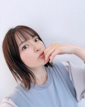 Mikako Komatsu Instagram - ひぃー！
久方ぶりの投稿！
元気です元気です！！

なんか天気めちゃくちゃ良かったから
とりあえず写真撮っといた！( ᐛ👐)

毎日が一瞬過ぎて…！
仕事と生活のリズムがやっと馴染んできたところです。

とはいえなんだか、今までの時の流れと違う場所にいる感じもあります…不思議。

世間の流れどんな感じ〜〜？？

6月は、ヘルクの先行上映会
7月は、じゅじゅフェスと朗読劇
8月は長瀞さんのイベント

と、夏は皆さんにお会い出来る機会がいくつかありますので
ぜひぜひ遊びにきてくださいましね！

そうそう、さしぇなのラジオの方で、
そらまるちゃんくらい髪切りたい！
なんてお話しましたが、
結局ひよってさほど変わりませんでした😂

来月またチャレンジしますわ！(多分…あまり変わらないけど笑)