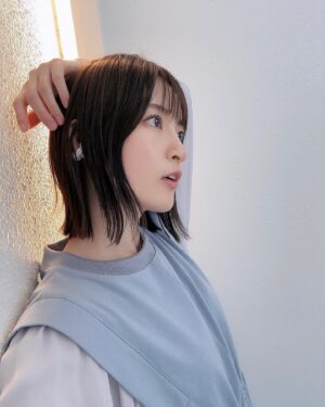 Mikako Komatsu Instagram - ひぃー！
久方ぶりの投稿！
元気です元気です！！

なんか天気めちゃくちゃ良かったから
とりあえず写真撮っといた！( ᐛ👐)

毎日が一瞬過ぎて…！
仕事と生活のリズムがやっと馴染んできたところです。

とはいえなんだか、今までの時の流れと違う場所にいる感じもあります…不思議。

世間の流れどんな感じ〜〜？？

6月は、ヘルクの先行上映会
7月は、じゅじゅフェスと朗読劇
8月は長瀞さんのイベント

と、夏は皆さんにお会い出来る機会がいくつかありますので
ぜひぜひ遊びにきてくださいましね！

そうそう、さしぇなのラジオの方で、
そらまるちゃんくらい髪切りたい！
なんてお話しましたが、
結局ひよってさほど変わりませんでした😂

来月またチャレンジしますわ！(多分…あまり変わらないけど笑)