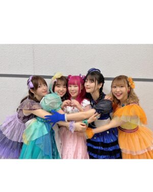 Mikako Komatsu Instagram - 全プリキュアライブ！ありがとうございました！
最高の景色でした🌟
スタプリチーム、久々の集結！
またこの衣装を着られる日が来るとは…！！

せっかくなので、髪もこの日だけロングヘアに戻りました。
タイムスリップしたみたい〜！！

みんなで集まると、一瞬であの時の空気に戻れちゃう。
みんなの個性が光る素敵なチームなんです(๑′ᴗ‵๑)

プリキュアの歴史と、未来を感じられる
素晴らしいステージになりました！

またこんな素晴らしい機会がありますように🌙

同じ紫カラー戦士なキュアアース、みもりん！
ママトークに花を咲かせておりました…(˶‾᷄ ⁻̫ ‾᷅˵)
麗しいみもりん…！またゆっくり話そうね〜！

そしてキュアマジェスティ、古賀葵ちゃん！
癒し…！！と思いきやステージでは、
場を制するポテンシャルの持ち主！ヒュー！！

キュアバタフライ、七瀬彩夏ちゃん！
あやサマ！！久しぶりに会えて嬉しかったよ！
再会の場所が、プリキュアのステージなんてエモすぎる！

一部の方としか撮れずでしたが、思い出はいっぱい！

本当にたくさんの皆さんと作り上げたステージ。
愛に溢れた時間でした。

また皆様とお会いできますように🌟