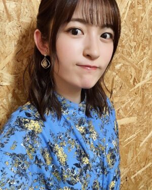 Mikako Komatsu Instagram - どうもどうも！お久しぶりの投稿です！

お仕事にも復帰しつつ、育児に勤しんでおります！
産前産後で一番変わったのは、
やはり生活リズム！
夜中までお風呂に入らなかった私が…
今や夕方にはｴｹﾁｪﾝとお風呂。信じられない！

こまめに寝て、早寝早起き。
意外にも慣れてきております。

先日、何ヶ月かぶりに動画での収録がありまして…！
本当に久しぶりにメイクして頂きました😍

お肌の調子が前より良いそうです！やった！
ひと月ほどすっぴんで過ごしたのが功を奏したのでしょうか？

スペシャルな収録に参加させていただきましたので、またそのうちお知らせしますね〜！

それにしても、あと3キロが落ちないんだなあ…
まあ運動してないもんなあ…

久しぶりな話をすると、今日はキャラソンのレコーディングだったのですが
歌うのも何ヶ月かぶり…！
なかなかパワフルな曲でして、
お腹が攣りました。笑

歌筋(?!)って意外なところ使ってたんだなあ〜。

ということで、すこーしずつ
仕事との両立を頑張っていきたいと思います₍₍ (ง ˙ω˙)ว ⁾⁾

まあ近況はぜひラジオのさしぇなを聴いてくださいまし！笑

今月は、AnimeJapanも参加させて頂きますので、またお会いしましょう〜