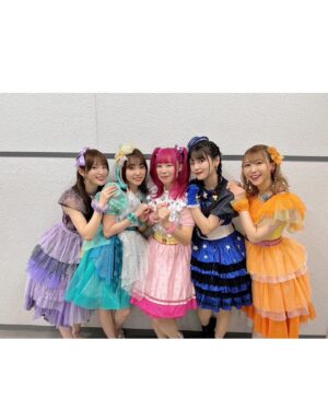 Mikako Komatsu Instagram - 全プリキュアライブ！ありがとうございました！
最高の景色でした🌟
スタプリチーム、久々の集結！
またこの衣装を着られる日が来るとは…！！

せっかくなので、髪もこの日だけロングヘアに戻りました。
タイムスリップしたみたい〜！！

みんなで集まると、一瞬であの時の空気に戻れちゃう。
みんなの個性が光る素敵なチームなんです(๑′ᴗ‵๑)

プリキュアの歴史と、未来を感じられる
素晴らしいステージになりました！

またこんな素晴らしい機会がありますように🌙

同じ紫カラー戦士なキュアアース、みもりん！
ママトークに花を咲かせておりました…(˶‾᷄ ⁻̫ ‾᷅˵)
麗しいみもりん…！またゆっくり話そうね〜！

そしてキュアマジェスティ、古賀葵ちゃん！
癒し…！！と思いきやステージでは、
場を制するポテンシャルの持ち主！ヒュー！！

キュアバタフライ、七瀬彩夏ちゃん！
あやサマ！！久しぶりに会えて嬉しかったよ！
再会の場所が、プリキュアのステージなんてエモすぎる！

一部の方としか撮れずでしたが、思い出はいっぱい！

本当にたくさんの皆さんと作り上げたステージ。
愛に溢れた時間でした。

また皆様とお会いできますように🌟