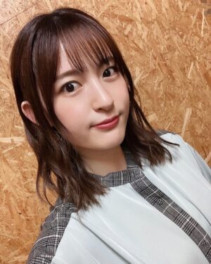 Mikako Komatsu Instagram - どうもどうも！お久しぶりの投稿です！

お仕事にも復帰しつつ、育児に勤しんでおります！
産前産後で一番変わったのは、
やはり生活リズム！
夜中までお風呂に入らなかった私が…
今や夕方にはｴｹﾁｪﾝとお風呂。信じられない！

こまめに寝て、早寝早起き。
意外にも慣れてきております。

先日、何ヶ月かぶりに動画での収録がありまして…！
本当に久しぶりにメイクして頂きました😍

お肌の調子が前より良いそうです！やった！
ひと月ほどすっぴんで過ごしたのが功を奏したのでしょうか？

スペシャルな収録に参加させていただきましたので、またそのうちお知らせしますね〜！

それにしても、あと3キロが落ちないんだなあ…
まあ運動してないもんなあ…

久しぶりな話をすると、今日はキャラソンのレコーディングだったのですが
歌うのも何ヶ月かぶり…！
なかなかパワフルな曲でして、
お腹が攣りました。笑

歌筋(?!)って意外なところ使ってたんだなあ〜。

ということで、すこーしずつ
仕事との両立を頑張っていきたいと思います₍₍ (ง ˙ω˙)ว ⁾⁾

まあ近況はぜひラジオのさしぇなを聴いてくださいまし！笑

今月は、AnimeJapanも参加させて頂きますので、またお会いしましょう〜