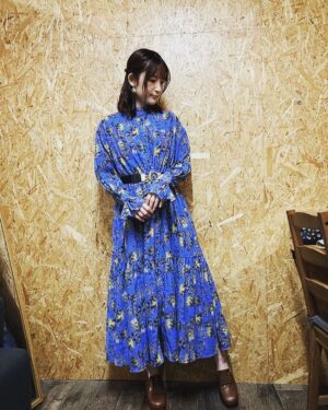 Mikako Komatsu Instagram - どうもどうも！お久しぶりの投稿です！

お仕事にも復帰しつつ、育児に勤しんでおります！
産前産後で一番変わったのは、
やはり生活リズム！
夜中までお風呂に入らなかった私が…
今や夕方にはｴｹﾁｪﾝとお風呂。信じられない！

こまめに寝て、早寝早起き。
意外にも慣れてきております。

先日、何ヶ月かぶりに動画での収録がありまして…！
本当に久しぶりにメイクして頂きました😍

お肌の調子が前より良いそうです！やった！
ひと月ほどすっぴんで過ごしたのが功を奏したのでしょうか？

スペシャルな収録に参加させていただきましたので、またそのうちお知らせしますね〜！

それにしても、あと3キロが落ちないんだなあ…
まあ運動してないもんなあ…

久しぶりな話をすると、今日はキャラソンのレコーディングだったのですが
歌うのも何ヶ月かぶり…！
なかなかパワフルな曲でして、
お腹が攣りました。笑

歌筋(?!)って意外なところ使ってたんだなあ〜。

ということで、すこーしずつ
仕事との両立を頑張っていきたいと思います₍₍ (ง ˙ω˙)ว ⁾⁾

まあ近況はぜひラジオのさしぇなを聴いてくださいまし！笑

今月は、AnimeJapanも参加させて頂きますので、またお会いしましょう〜