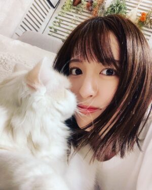 Mikako Komatsu Instagram - 2022年お疲れ様でしたー！！
大晦日満喫してますか〜？？

私はというと。
朝からケーキ屋さんに並び笑、
猫のトイレを洗い、
ジョイントマットを張り替え大掃除！
そして年越し蕎麦を頂きまして
味海苔をポリポリ食べながら
ようやく寛いでいるところです。
まったく大晦日感ないな！！

ひとまず新年を迎える準備は万端🐰🐰！

皆はどんな年越しかな？
今年の疲れをゆっくり癒やして、
間も無く訪れる2023年に備えましょ〜！

明日はお雑煮作るぞ〜( ˘ω˘)
