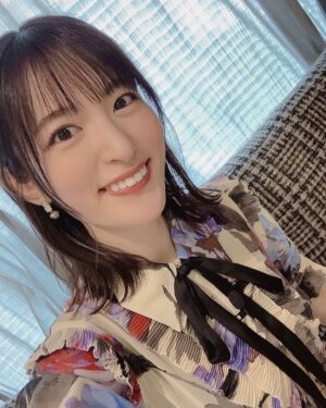 Mikako Komatsu Instagram - 秋ですねーッ！

みんな芋栗南瓜月見食べてるゥー？？

私はねえ…毎日どれかを食べてるよ。(:3)っ⌒つ

食欲はいつもモリモリなんだ。
おかしいんだよ…

チャーハン食べる決意をした日に限って何故か汁なし坦々麺食べてるし…
よし！今日はカヌレ買って食べよ！ひとつだけ！
って決意したはずなのに、気づいたらシナモンたっぷりバナナパンに、チーズ生地のもっちりパン、カヌレ２つを手にしていたんだ。おかしいな？

でもね、美味しいんだ！結果ハッピーだね！

そんなハッピーを感じながら歩いていたら、
落っこちてた銀杏を踏んづけたよ。

…秋のにおいだね！

とりあえずそんな毎日です。

写真は、今日公開されたTUDUM Japanのイベント予告映像の撮影時オフショ！

デデーン！

お楽しみくださいまし！