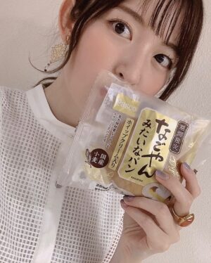 Mikako Komatsu Instagram - 来たぞ名古屋〜！！！！！

帰るぞ東京〜！！！！！笑

何年かぶりの名古屋でのイベントでした！

八十亀ちゃんかんさつにっき
Blu-ray発売記念イベント
「今回もありがとさん！」
　

地元トークで盛り上がったり
作品の話を振り返ったり
楽しい時間でした🍤

名古屋の美味しい食べ物もたくさん…！
大変満腹でございます。(:3)っ⌒つ

やん菜ちゃんが髪の色が赤いので、ちょっと衣装とアクセサリーに赤みを足してみました。

どっちかというと…エビカラー…？🦐🦐

まだまだこれからも、作品が続きますように…！

ありがとうございました〜！！