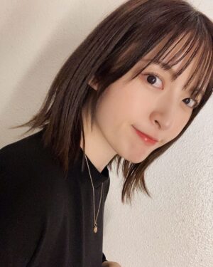 Mikako Komatsu Instagram - おはこんハロチャオ〜！！
12月だよ〜！！

急に気温下がるやん令和ちゃん…！
突然冬が本気出してきましたね。

お洋服難民もやっと方向性が決まり前に進めそうです。(やっとコート出しただけ。)

服は毎日ワンピース！
スウェットワンピが一番楽チン。
動きやすく、音の心配もなく、体のラインが響きにくい！
この服は真っ黒かと思いきや
若干クリスマス風なチェックが入ってるんですよ〜🎄

クリスマスが近い…ということはノエルの３歳のお誕生日もやってきますねえ…

早いなあ…！

ブラックフライデーで奮発した、
ドライヤールームとシャワーヘッドをプレゼントということにしようと思います。(マジで奮発した)

2匹ともお気に召されたようです。

今年のシャンプー、無事に終えられますように…！

年内ラストも頑張っていきましょー✌('ω'✌ )三✌('ω')✌三( ✌'ω')✌