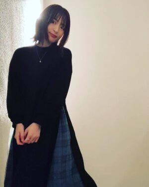 Mikako Komatsu Instagram - おはこんハロチャオ〜！！
12月だよ〜！！

急に気温下がるやん令和ちゃん…！
突然冬が本気出してきましたね。

お洋服難民もやっと方向性が決まり前に進めそうです。(やっとコート出しただけ。)

服は毎日ワンピース！
スウェットワンピが一番楽チン。
動きやすく、音の心配もなく、体のラインが響きにくい！
この服は真っ黒かと思いきや
若干クリスマス風なチェックが入ってるんですよ〜🎄

クリスマスが近い…ということはノエルの３歳のお誕生日もやってきますねえ…

早いなあ…！

ブラックフライデーで奮発した、
ドライヤールームとシャワーヘッドをプレゼントということにしようと思います。(マジで奮発した)

2匹ともお気に召されたようです。

今年のシャンプー、無事に終えられますように…！

年内ラストも頑張っていきましょー✌('ω'✌ )三✌('ω')✌三( ✌'ω')✌
