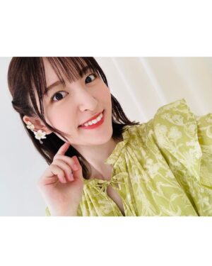 Mikako Komatsu Instagram - ロマンスキラキラ月曜日！🤩

朝から満員電車に揺られてえっさほいさ。
皆様、週はじめお疲れ様でした！

おっ？小松ゥ。更新頻度高めだな！もうあと続かんぞ！！！

とお思いになったでしょう？

まあそうなんですけどね！
ネタ(オフショット)があるので更新します！

ロマンティック・キラーのショート動画が公開されました〜
めっちゃキラキラしてます〜！

Netflixさんの公式Twitterから見られるので、ぜひ見てみてくださぁーい！(ストーリーにも上げとくね！)

キラキラテープの前で、とにかくキラキラとのディレクションでした笑

おはずかしや🫣

さて先日は沢山のお祝いコメントありがとうございました！
お手紙等も事務所に届いております！(いつもありがとう！)
こういった時期に関係なく、いつも応援のお言葉をいろいろなカタチで届けてくださって…
格別な嬉しさがありますね。

エネルギーにしてお返し出来る様に頑張ります💪💪

それではまた！
キラキラハッピー🤩