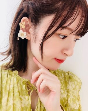 Mikako Komatsu Instagram - ロマンスキラキラ月曜日！🤩

朝から満員電車に揺られてえっさほいさ。
皆様、週はじめお疲れ様でした！

おっ？小松ゥ。更新頻度高めだな！もうあと続かんぞ！！！

とお思いになったでしょう？

まあそうなんですけどね！
ネタ(オフショット)があるので更新します！

ロマンティック・キラーのショート動画が公開されました〜
めっちゃキラキラしてます〜！

Netflixさんの公式Twitterから見られるので、ぜひ見てみてくださぁーい！(ストーリーにも上げとくね！)

キラキラテープの前で、とにかくキラキラとのディレクションでした笑

おはずかしや🫣

さて先日は沢山のお祝いコメントありがとうございました！
お手紙等も事務所に届いております！(いつもありがとう！)
こういった時期に関係なく、いつも応援のお言葉をいろいろなカタチで届けてくださって…
格別な嬉しさがありますね。

エネルギーにしてお返し出来る様に頑張ります💪💪

それではまた！
キラキラハッピー🤩