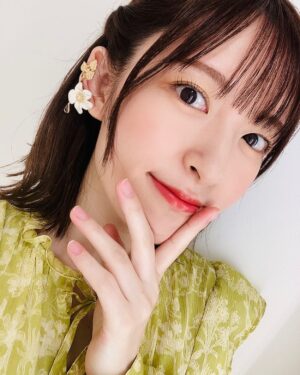 Mikako Komatsu Instagram - ロマンスキラキラ月曜日！🤩

朝から満員電車に揺られてえっさほいさ。
皆様、週はじめお疲れ様でした！

おっ？小松ゥ。更新頻度高めだな！もうあと続かんぞ！！！

とお思いになったでしょう？

まあそうなんですけどね！
ネタ(オフショット)があるので更新します！

ロマンティック・キラーのショート動画が公開されました〜
めっちゃキラキラしてます〜！

Netflixさんの公式Twitterから見られるので、ぜひ見てみてくださぁーい！(ストーリーにも上げとくね！)

キラキラテープの前で、とにかくキラキラとのディレクションでした笑

おはずかしや🫣

さて先日は沢山のお祝いコメントありがとうございました！
お手紙等も事務所に届いております！(いつもありがとう！)
こういった時期に関係なく、いつも応援のお言葉をいろいろなカタチで届けてくださって…
格別な嬉しさがありますね。

エネルギーにしてお返し出来る様に頑張ります💪💪

それではまた！
キラキラハッピー🤩