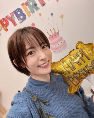 Mikako Komatsu Instagram - こんにちは！
お久しぶりの投稿です！
あまりに写真撮らなさすぎてね！
でもせっかく誕生日だから、更新しますよ！

どうも、アラフォーに差し掛かりました小松です！
なんと、家に帰ると色々飾ってありました！
これはうちの母の仕業です😆笑
誕生日のカチューシャとかも置いてあったので
無言の圧力を感じながら装着しております。
今日は日付がかわるまでこれつけておこう。

朝からありがたいことに現場がありまして(楽しかった！)
帰ってからめちゃくちゃ空腹なことに気づき…

ポッキーを買い足し、せっかくなのでお昼代わりに
ポッキーを爆食いしました。

そう、今日は誕生日、つまりポッキーの日！
ポッキンナベイベーを思い出しながらポリポリしました。

うまぁ。
35の空腹にしみるぜぇ…。

マゴギャルかついじゃってパッパッパーラ🎵

あとみてみて！ノエルとエメに似てる猫ちゃんの部屋着！
NAOE氏がプレゼントしてくれたよ…
寒くなってきたし、着倒すよ〜！

さて、遅くなっちゃったけども！
11日ですから！
この後質問タイムも設けようと思うので…
ぜひぜひ〜( ᐕ)
