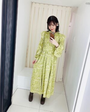 Mikako Komatsu Instagram - ロマンスキラキラ月曜日！🤩

朝から満員電車に揺られてえっさほいさ。
皆様、週はじめお疲れ様でした！

おっ？小松ゥ。更新頻度高めだな！もうあと続かんぞ！！！

とお思いになったでしょう？

まあそうなんですけどね！
ネタ(オフショット)があるので更新します！

ロマンティック・キラーのショート動画が公開されました〜
めっちゃキラキラしてます〜！

Netflixさんの公式Twitterから見られるので、ぜひ見てみてくださぁーい！(ストーリーにも上げとくね！)

キラキラテープの前で、とにかくキラキラとのディレクションでした笑

おはずかしや🫣

さて先日は沢山のお祝いコメントありがとうございました！
お手紙等も事務所に届いております！(いつもありがとう！)
こういった時期に関係なく、いつも応援のお言葉をいろいろなカタチで届けてくださって…
格別な嬉しさがありますね。

エネルギーにしてお返し出来る様に頑張ります💪💪

それではまた！
キラキラハッピー🤩