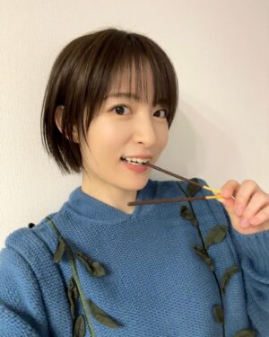 Mikako Komatsu Instagram - こんにちは！
お久しぶりの投稿です！
あまりに写真撮らなさすぎてね！
でもせっかく誕生日だから、更新しますよ！

どうも、アラフォーに差し掛かりました小松です！
なんと、家に帰ると色々飾ってありました！
これはうちの母の仕業です😆笑
誕生日のカチューシャとかも置いてあったので
無言の圧力を感じながら装着しております。
今日は日付がかわるまでこれつけておこう。

朝からありがたいことに現場がありまして(楽しかった！)
帰ってからめちゃくちゃ空腹なことに気づき…

ポッキーを買い足し、せっかくなのでお昼代わりに
ポッキーを爆食いしました。

そう、今日は誕生日、つまりポッキーの日！
ポッキンナベイベーを思い出しながらポリポリしました。

うまぁ。
35の空腹にしみるぜぇ…。

マゴギャルかついじゃってパッパッパーラ🎵

あとみてみて！ノエルとエメに似てる猫ちゃんの部屋着！
NAOE氏がプレゼントしてくれたよ…
寒くなってきたし、着倒すよ〜！

さて、遅くなっちゃったけども！
11日ですから！
この後質問タイムも設けようと思うので…
ぜひぜひ〜( ᐕ)