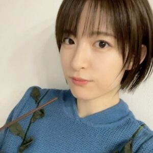 Mikako Komatsu Instagram - こんにちは！
お久しぶりの投稿です！
あまりに写真撮らなさすぎてね！
でもせっかく誕生日だから、更新しますよ！

どうも、アラフォーに差し掛かりました小松です！
なんと、家に帰ると色々飾ってありました！
これはうちの母の仕業です😆笑
誕生日のカチューシャとかも置いてあったので
無言の圧力を感じながら装着しております。
今日は日付がかわるまでこれつけておこう。

朝からありがたいことに現場がありまして(楽しかった！)
帰ってからめちゃくちゃ空腹なことに気づき…

ポッキーを買い足し、せっかくなのでお昼代わりに
ポッキーを爆食いしました。

そう、今日は誕生日、つまりポッキーの日！
ポッキンナベイベーを思い出しながらポリポリしました。

うまぁ。
35の空腹にしみるぜぇ…。

マゴギャルかついじゃってパッパッパーラ🎵

あとみてみて！ノエルとエメに似てる猫ちゃんの部屋着！
NAOE氏がプレゼントしてくれたよ…
寒くなってきたし、着倒すよ〜！

さて、遅くなっちゃったけども！
11日ですから！
この後質問タイムも設けようと思うので…
ぜひぜひ〜( ᐕ)