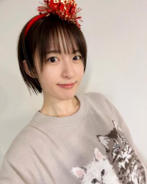 Mikako Komatsu Instagram - こんにちは！
お久しぶりの投稿です！
あまりに写真撮らなさすぎてね！
でもせっかく誕生日だから、更新しますよ！

どうも、アラフォーに差し掛かりました小松です！
なんと、家に帰ると色々飾ってありました！
これはうちの母の仕業です😆笑
誕生日のカチューシャとかも置いてあったので
無言の圧力を感じながら装着しております。
今日は日付がかわるまでこれつけておこう。

朝からありがたいことに現場がありまして(楽しかった！)
帰ってからめちゃくちゃ空腹なことに気づき…

ポッキーを買い足し、せっかくなのでお昼代わりに
ポッキーを爆食いしました。

そう、今日は誕生日、つまりポッキーの日！
ポッキンナベイベーを思い出しながらポリポリしました。

うまぁ。
35の空腹にしみるぜぇ…。

マゴギャルかついじゃってパッパッパーラ🎵

あとみてみて！ノエルとエメに似てる猫ちゃんの部屋着！
NAOE氏がプレゼントしてくれたよ…
寒くなってきたし、着倒すよ〜！

さて、遅くなっちゃったけども！
11日ですから！
この後質問タイムも設けようと思うので…
ぜひぜひ〜( ᐕ)