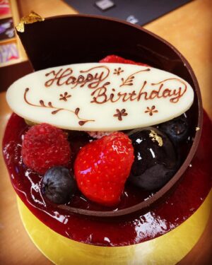 Mikako Komatsu Instagram - 2022.11.11.

34歳になりましたァァー！
34…おっふ…また一つ重ねてしまいましたね…！

いよいよアラフォーが近づいてきましたよ！

現場やLady達にお祝いして頂いたり。(ラジオ聴いてね！)

インスタも開設一年が経ちましたね！
これからも、平穏なSNS生活にしたいと思います。笑

ところでみんなは自分の誕生日プレゼントって何か買ってる？？
この疑問、ラジオでも話す予定なんだけどさ！笑(ネタバレ)

みんな何を自分のご褒美にするんだろう…と思って…

私は毎年特に無いんだけど…

(というか、誕生日付近に買ったものに対して「誕生日プレゼントってことでいいよね！うん！」って感じで、買い物を肯定しているだけでなんだけどもね。)

今年もそんな感じで、一番直近で注文した象印の加湿器がプレゼントに該当しそうです。

意外といいお値段するんだぞ！(お値段も納得の実力派加湿器)

今年の冬はフル稼働でいくぜ！

はて今日は11日なので、リプ祭り…じゃなかった
月1ストーリーでの質問タイム開催ですパフパフー

良かったらお問合せください。笑

34歳もよろしくお願いします〜✌️