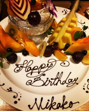Mikako Komatsu Instagram - 2022.11.11.

34歳になりましたァァー！
34…おっふ…また一つ重ねてしまいましたね…！

いよいよアラフォーが近づいてきましたよ！

現場やLady達にお祝いして頂いたり。(ラジオ聴いてね！)

インスタも開設一年が経ちましたね！
これからも、平穏なSNS生活にしたいと思います。笑

ところでみんなは自分の誕生日プレゼントって何か買ってる？？
この疑問、ラジオでも話す予定なんだけどさ！笑(ネタバレ)

みんな何を自分のご褒美にするんだろう…と思って…

私は毎年特に無いんだけど…

(というか、誕生日付近に買ったものに対して「誕生日プレゼントってことでいいよね！うん！」って感じで、買い物を肯定しているだけでなんだけどもね。)

今年もそんな感じで、一番直近で注文した象印の加湿器がプレゼントに該当しそうです。

意外といいお値段するんだぞ！(お値段も納得の実力派加湿器)

今年の冬はフル稼働でいくぜ！

はて今日は11日なので、リプ祭り…じゃなかった
月1ストーリーでの質問タイム開催ですパフパフー

良かったらお問合せください。笑

34歳もよろしくお願いします〜✌️