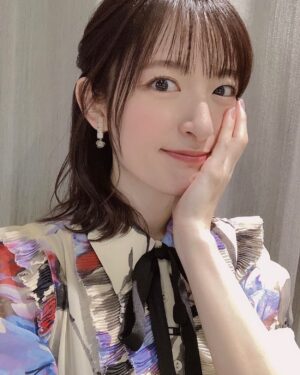 Mikako Komatsu Instagram - 秋ですねーッ！

みんな芋栗南瓜月見食べてるゥー？？

私はねえ…毎日どれかを食べてるよ。(:3)っ⌒つ

食欲はいつもモリモリなんだ。
おかしいんだよ…

チャーハン食べる決意をした日に限って何故か汁なし坦々麺食べてるし…
よし！今日はカヌレ買って食べよ！ひとつだけ！
って決意したはずなのに、気づいたらシナモンたっぷりバナナパンに、チーズ生地のもっちりパン、カヌレ２つを手にしていたんだ。おかしいな？

でもね、美味しいんだ！結果ハッピーだね！

そんなハッピーを感じながら歩いていたら、
落っこちてた銀杏を踏んづけたよ。

…秋のにおいだね！

とりあえずそんな毎日です。

写真は、今日公開されたTUDUM Japanのイベント予告映像の撮影時オフショ！

デデーン！

お楽しみくださいまし！