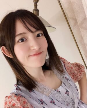 Mikako Komatsu Instagram - どもども！
お久しぶりの更新になってしまいました。

というのもですね。

いつもニンゲンを撮る時に使うカメラアプリがあるわけですよ。
ほら、色味とか綺麗にしてくれるやつね。

年間サブスクに登録してるんですが…なぜか…使えなくって…
ここ1ヶ月くらい…

問い合わせして色々対処待ちなんですが

そんなこんなで、私の自撮るモチベーションが急降下…

食べ物とノエルエメの写真しかねえ…

ということで今にいたります。
そろそろヤベェ…と思って撮りました。

モチベーションが下がった私は
普段、寝巻きがTシャツ短パンなんですが

なんか普段なら買わないであろう、ちょっと高いパジャマを買いました。

それがこれ！！！！！

パジャマにいちまんえん出したことないんですが
ちょーーーどZOZOポイント貯まってたんで、使いました。

これで家でも気分上がる！！！

その勢いで撮りました。

ついでにどうでもいい近況報告するね！！

最近ね味玉にハマっててね！
リュウジさんの白だし味玉のレシピで毎日一つずつ食べてます…

しかし、なぜかひとつだけ失敗したゆで卵を見てくれよ。
かわいいだろ？
黄身が見えてるようで、ちゃんとギリギリ白身に守られてるんだぜ…儚いな…愛おしいな…
そして今食べたぜ…さっぱりしてうっま。

それからね！
今私の中で空前のブリトーブーム！
もうど定番に美味しものはもちろんなんですが…
ガパオ出てたぜ…絶対美味しいじゃん。ラブ🫶

それから、たまたま今日立ち寄った場所に売ってたポンデケージョ！
もちもち大好き！

どう？バエテル？
バエテル写真なさすぎて撮ってみたわ！！！

そんな感じ！

みんな！6月もうすぐ終わりが見えてるけど梅雨も頑張ろうね！
夏はすぐそこだぜ！

あばよ！
