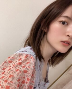 Mikako Komatsu Instagram - どもども！
お久しぶりの更新になってしまいました。

というのもですね。

いつもニンゲンを撮る時に使うカメラアプリがあるわけですよ。
ほら、色味とか綺麗にしてくれるやつね。

年間サブスクに登録してるんですが…なぜか…使えなくって…
ここ1ヶ月くらい…

問い合わせして色々対処待ちなんですが

そんなこんなで、私の自撮るモチベーションが急降下…

食べ物とノエルエメの写真しかねえ…

ということで今にいたります。
そろそろヤベェ…と思って撮りました。

モチベーションが下がった私は
普段、寝巻きがTシャツ短パンなんですが

なんか普段なら買わないであろう、ちょっと高いパジャマを買いました。

それがこれ！！！！！

パジャマにいちまんえん出したことないんですが
ちょーーーどZOZOポイント貯まってたんで、使いました。

これで家でも気分上がる！！！

その勢いで撮りました。

ついでにどうでもいい近況報告するね！！

最近ね味玉にハマっててね！
リュウジさんの白だし味玉のレシピで毎日一つずつ食べてます…

しかし、なぜかひとつだけ失敗したゆで卵を見てくれよ。
かわいいだろ？
黄身が見えてるようで、ちゃんとギリギリ白身に守られてるんだぜ…儚いな…愛おしいな…
そして今食べたぜ…さっぱりしてうっま。

それからね！
今私の中で空前のブリトーブーム！
もうど定番に美味しものはもちろんなんですが…
ガパオ出てたぜ…絶対美味しいじゃん。ラブ🫶

それから、たまたま今日立ち寄った場所に売ってたポンデケージョ！
もちもち大好き！

どう？バエテル？
バエテル写真なさすぎて撮ってみたわ！！！

そんな感じ！

みんな！6月もうすぐ終わりが見えてるけど梅雨も頑張ろうね！
夏はすぐそこだぜ！

あばよ！