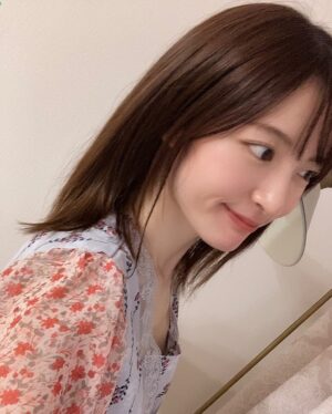 Mikako Komatsu Instagram - どもども！
お久しぶりの更新になってしまいました。

というのもですね。

いつもニンゲンを撮る時に使うカメラアプリがあるわけですよ。
ほら、色味とか綺麗にしてくれるやつね。

年間サブスクに登録してるんですが…なぜか…使えなくって…
ここ1ヶ月くらい…

問い合わせして色々対処待ちなんですが

そんなこんなで、私の自撮るモチベーションが急降下…

食べ物とノエルエメの写真しかねえ…

ということで今にいたります。
そろそろヤベェ…と思って撮りました。

モチベーションが下がった私は
普段、寝巻きがTシャツ短パンなんですが

なんか普段なら買わないであろう、ちょっと高いパジャマを買いました。

それがこれ！！！！！

パジャマにいちまんえん出したことないんですが
ちょーーーどZOZOポイント貯まってたんで、使いました。

これで家でも気分上がる！！！

その勢いで撮りました。

ついでにどうでもいい近況報告するね！！

最近ね味玉にハマっててね！
リュウジさんの白だし味玉のレシピで毎日一つずつ食べてます…

しかし、なぜかひとつだけ失敗したゆで卵を見てくれよ。
かわいいだろ？
黄身が見えてるようで、ちゃんとギリギリ白身に守られてるんだぜ…儚いな…愛おしいな…
そして今食べたぜ…さっぱりしてうっま。

それからね！
今私の中で空前のブリトーブーム！
もうど定番に美味しものはもちろんなんですが…
ガパオ出てたぜ…絶対美味しいじゃん。ラブ🫶

それから、たまたま今日立ち寄った場所に売ってたポンデケージョ！
もちもち大好き！

どう？バエテル？
バエテル写真なさすぎて撮ってみたわ！！！

そんな感じ！

みんな！6月もうすぐ終わりが見えてるけど梅雨も頑張ろうね！
夏はすぐそこだぜ！

あばよ！