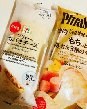 Mikako Komatsu Instagram - どもども！
お久しぶりの更新になってしまいました。

というのもですね。

いつもニンゲンを撮る時に使うカメラアプリがあるわけですよ。
ほら、色味とか綺麗にしてくれるやつね。

年間サブスクに登録してるんですが…なぜか…使えなくって…
ここ1ヶ月くらい…

問い合わせして色々対処待ちなんですが

そんなこんなで、私の自撮るモチベーションが急降下…

食べ物とノエルエメの写真しかねえ…

ということで今にいたります。
そろそろヤベェ…と思って撮りました。

モチベーションが下がった私は
普段、寝巻きがTシャツ短パンなんですが

なんか普段なら買わないであろう、ちょっと高いパジャマを買いました。

それがこれ！！！！！

パジャマにいちまんえん出したことないんですが
ちょーーーどZOZOポイント貯まってたんで、使いました。

これで家でも気分上がる！！！

その勢いで撮りました。

ついでにどうでもいい近況報告するね！！

最近ね味玉にハマっててね！
リュウジさんの白だし味玉のレシピで毎日一つずつ食べてます…

しかし、なぜかひとつだけ失敗したゆで卵を見てくれよ。
かわいいだろ？
黄身が見えてるようで、ちゃんとギリギリ白身に守られてるんだぜ…儚いな…愛おしいな…
そして今食べたぜ…さっぱりしてうっま。

それからね！
今私の中で空前のブリトーブーム！
もうど定番に美味しものはもちろんなんですが…
ガパオ出てたぜ…絶対美味しいじゃん。ラブ🫶

それから、たまたま今日立ち寄った場所に売ってたポンデケージョ！
もちもち大好き！

どう？バエテル？
バエテル写真なさすぎて撮ってみたわ！！！

そんな感じ！

みんな！6月もうすぐ終わりが見えてるけど梅雨も頑張ろうね！
夏はすぐそこだぜ！

あばよ！