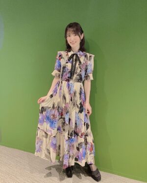 Mikako Komatsu Instagram - 秋ですねーッ！

みんな芋栗南瓜月見食べてるゥー？？

私はねえ…毎日どれかを食べてるよ。(:3)っ⌒つ

食欲はいつもモリモリなんだ。
おかしいんだよ…

チャーハン食べる決意をした日に限って何故か汁なし坦々麺食べてるし…
よし！今日はカヌレ買って食べよ！ひとつだけ！
って決意したはずなのに、気づいたらシナモンたっぷりバナナパンに、チーズ生地のもっちりパン、カヌレ２つを手にしていたんだ。おかしいな？

でもね、美味しいんだ！結果ハッピーだね！

そんなハッピーを感じながら歩いていたら、
落っこちてた銀杏を踏んづけたよ。

…秋のにおいだね！

とりあえずそんな毎日です。

写真は、今日公開されたTUDUM Japanのイベント予告映像の撮影時オフショ！

デデーン！

お楽しみくださいまし！